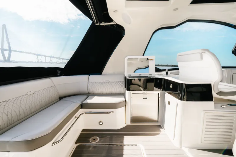 Slide: The Image of Sea Ray Sundancer 370 Outboard 2023 - 26