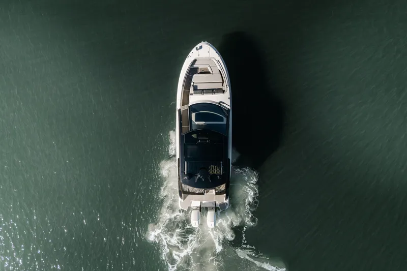 Slide: The Image of Sea Ray Sundancer 370 Outboard 2023 - 4