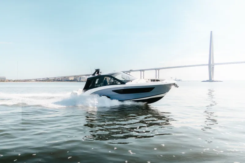 Slide: The Image of Sea Ray Sundancer 370 Outboard 2023 - 7