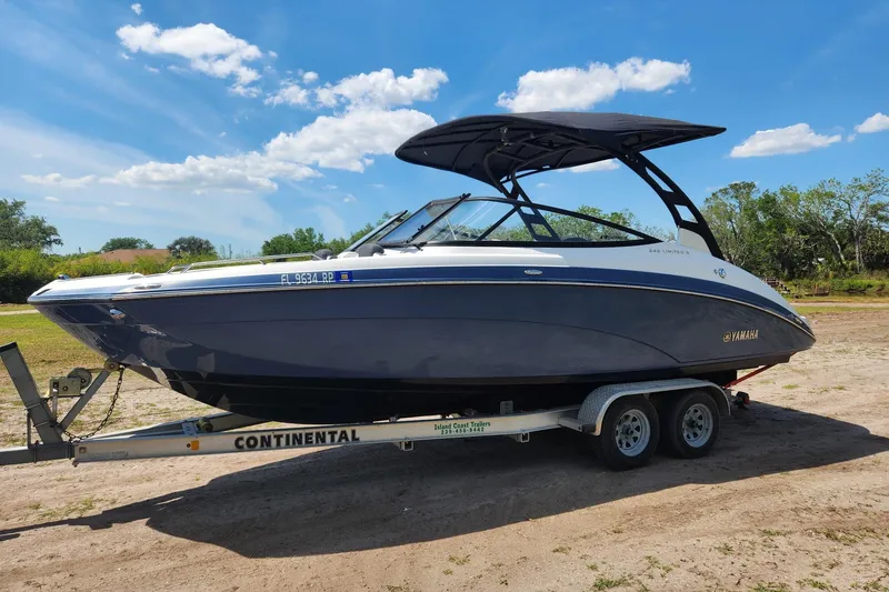 The Image of 2018 Yamaha Boats 242 Limited S E-Series on trailer under clear blue sky. - 1