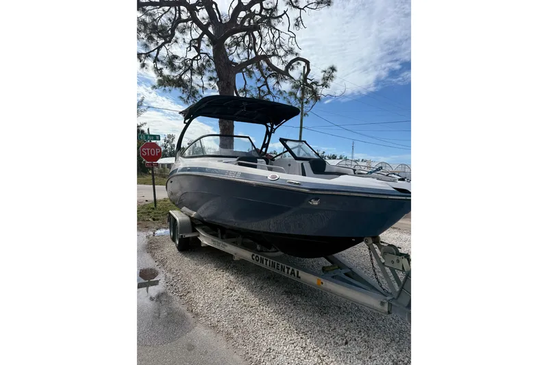 Slide: The Image of 2018 Yamaha Boats 242 Limited S E-Series on trailer, parked near a tree and stop sign. - 6