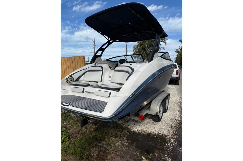 Slide: The Image of 2018 Yamaha Boats 242 Limited S E-Series on trailer, rear view, under blue sky. - 8