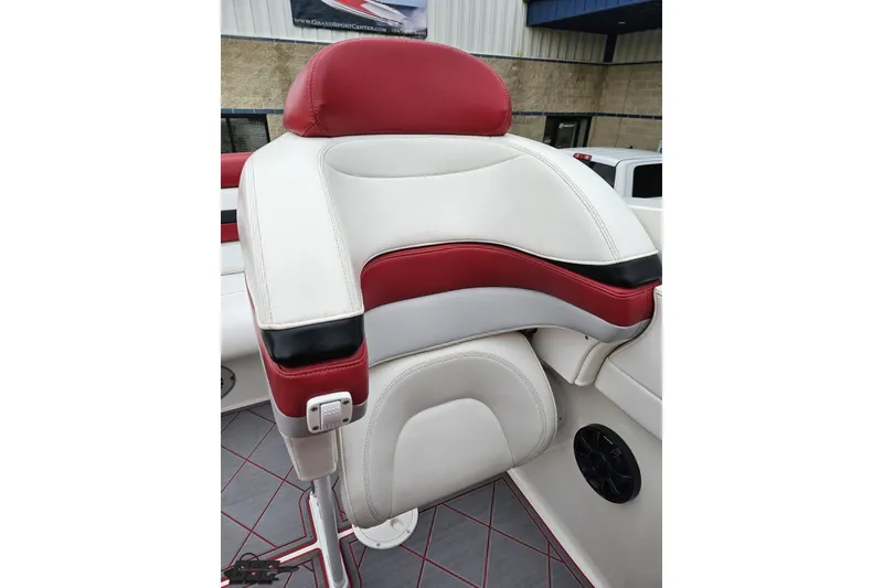 Slide: The Image of Red and white leather seat in 2004 Black Thunder 460 boat. - 101