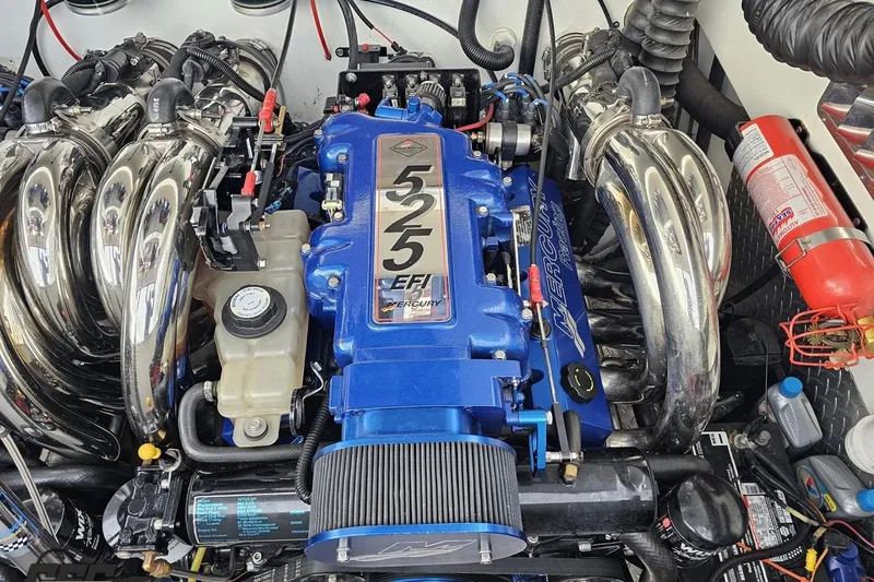 Slide: The Image of High-performance Mercury Racing 525 EFI engine in a 2004 Black Thunder 460 boat. - 117