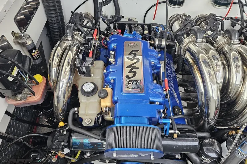 Slide: The Image of 2004 Black Thunder 460 engine with Mercury 525 EFI, featuring chrome components. - 118