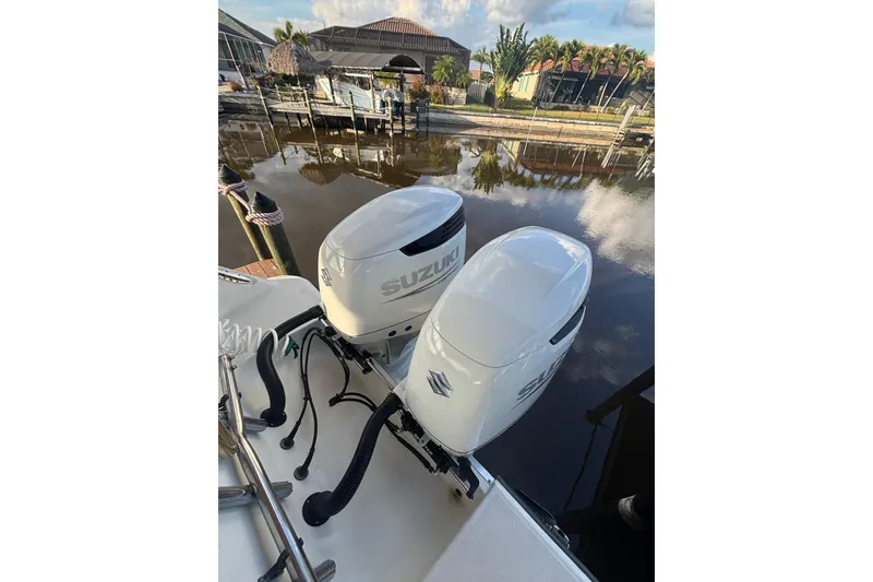 Slide: The Image of 2006 Hydra-Sports Vector 2900 VX cabin interior with kitchenette and sleeping area. - 9