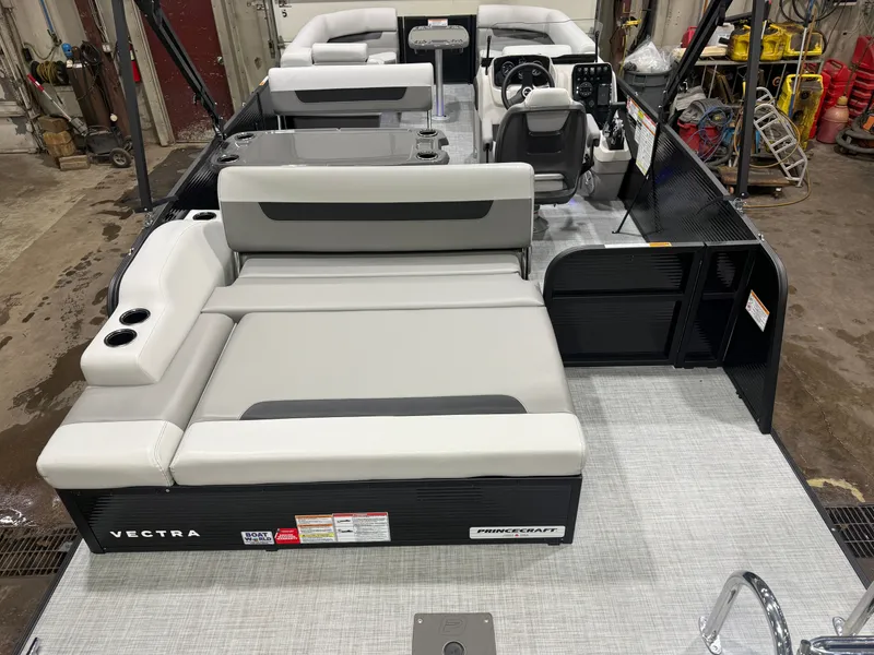 Slide: The Image of Princecraft Vectra 23 RL 2026 - 6