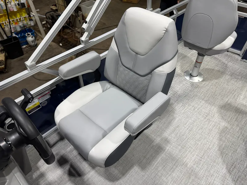 Slide: The Image of Tahoe Sport 23E80 Fish & Cruise Pontoon & Honda 4-Stroke EFI 2026 - 11