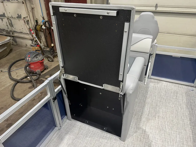 Slide: The Image of Tahoe Sport 23E80 Fish & Cruise Pontoon & Honda 4-Stroke EFI 2026 - 25