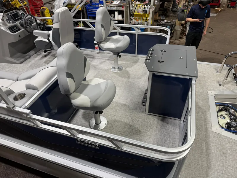 Slide: The Image of Tahoe Sport 23E80 Fish & Cruise Pontoon & Honda 4-Stroke EFI 2026 - 5
