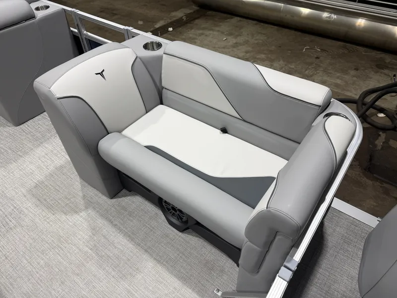 Slide: The Image of Tahoe Sport 23E80 Fish & Cruise Pontoon & Honda 4-Stroke EFI 2026 - 9