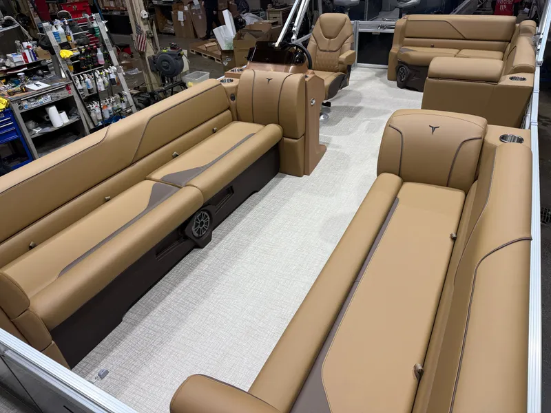 Slide: The Image of Tahoe Sport 2380 Cruise Rear Bench (CRB) & Honda 4-Stroke EFI 2026 - 29