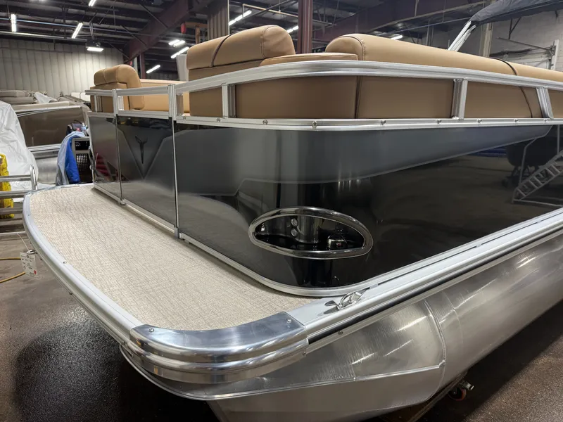 Slide: The Image of Tahoe Sport 2380 Cruise Rear Bench (CRB) & Honda 4-Stroke EFI 2026 - 37