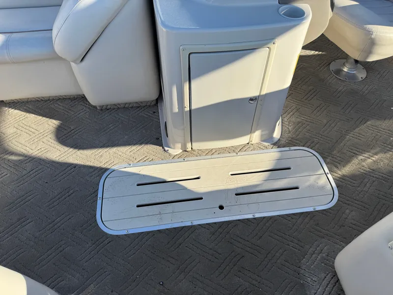 Slide: The Image of Premier 230 Grand Majestic Tri-toon Pontoon & 200HP Honda 4-Stroke EFI 2003 - 13