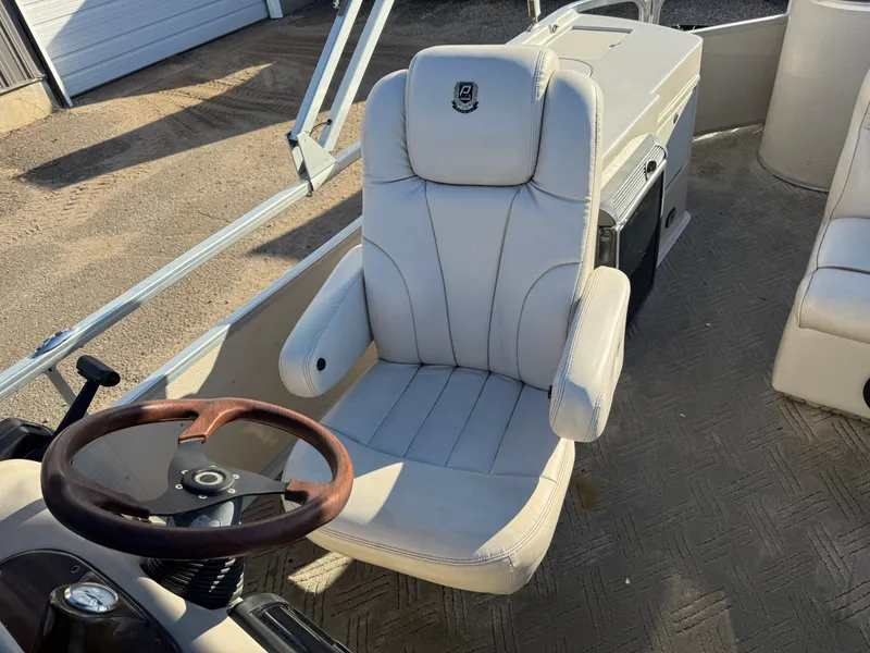 Slide: The Image of Premier 230 Grand Majestic Tri-toon Pontoon & 200HP Honda 4-Stroke EFI 2003 - 16