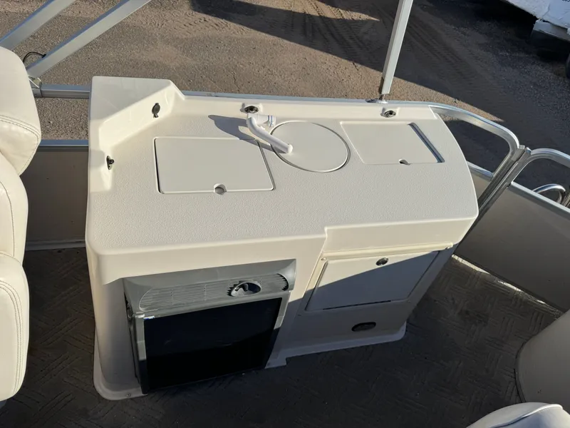 Slide: The Image of Premier 230 Grand Majestic Tri-toon Pontoon & 200HP Honda 4-Stroke EFI 2003 - 39