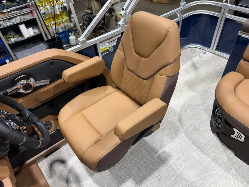 Slide: The Image of Tahoe LTZ 1985 Cruise Pontoon & Honda 4-Stroke EFI 2026 - 10