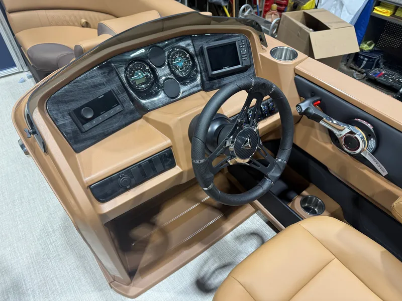 Slide: The Image of Tahoe LTZ 1985 Cruise Pontoon & Honda 4-Stroke EFI 2026 - 11