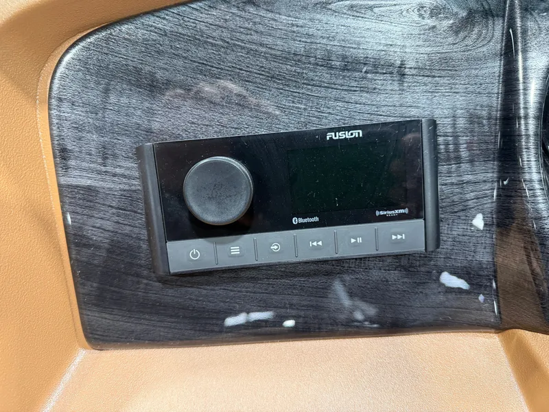 Slide: The Image of Tahoe LTZ 1985 Cruise Pontoon & Honda 4-Stroke EFI 2026 - 12