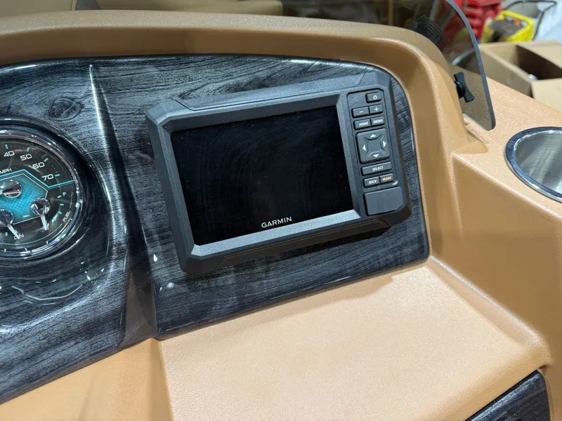 Slide: The Image of Tahoe LTZ 1985 Cruise Pontoon & Honda 4-Stroke EFI 2026 - 14