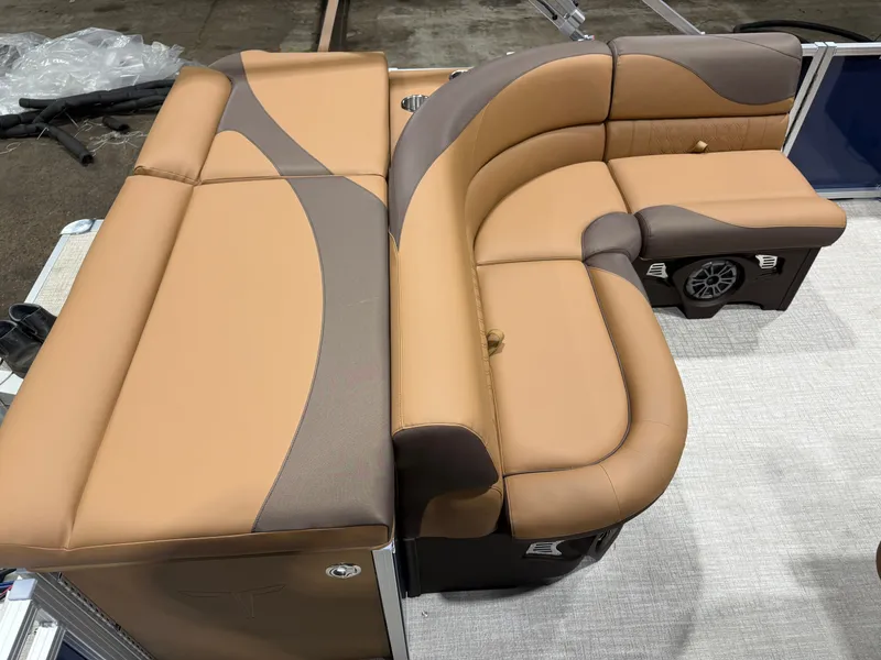 Slide: The Image of Tahoe LTZ 1985 Cruise Pontoon & Honda 4-Stroke EFI 2026 - 17