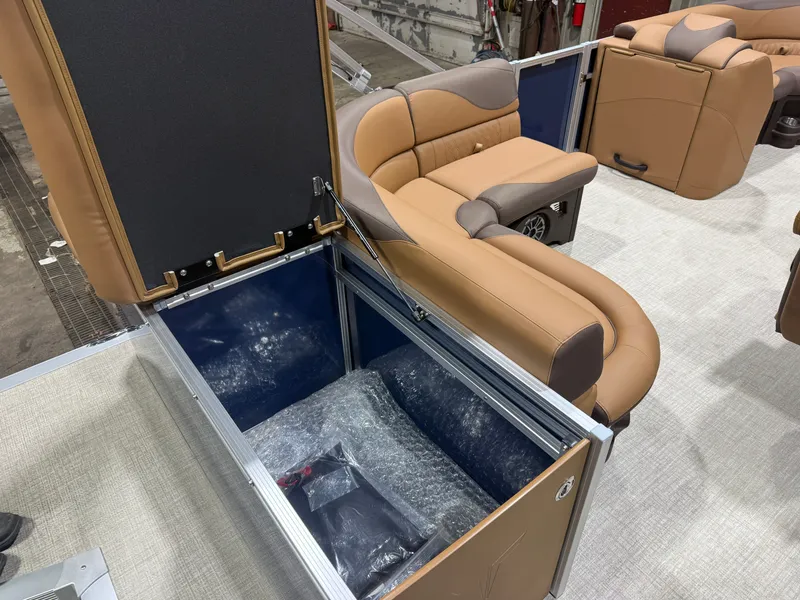 Slide: The Image of Tahoe LTZ 1985 Cruise Pontoon & Honda 4-Stroke EFI 2026 - 18