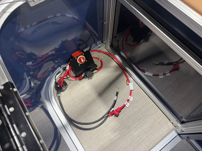 Slide: The Image of Tahoe LTZ 1985 Cruise Pontoon & Honda 4-Stroke EFI 2026 - 20