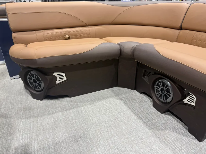 Slide: The Image of Tahoe LTZ 1985 Cruise Pontoon & Honda 4-Stroke EFI 2026 - 23