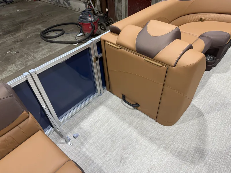 Slide: The Image of Tahoe LTZ 1985 Cruise Pontoon & Honda 4-Stroke EFI 2026 - 24