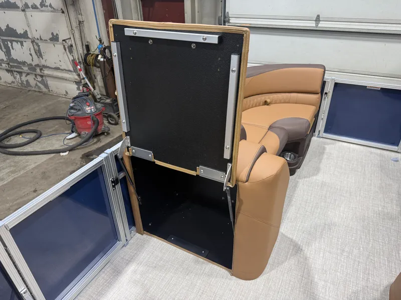 Slide: The Image of Tahoe LTZ 1985 Cruise Pontoon & Honda 4-Stroke EFI 2026 - 25