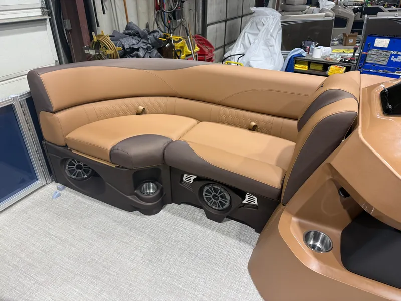 Slide: The Image of Tahoe LTZ 1985 Cruise Pontoon & Honda 4-Stroke EFI 2026 - 27