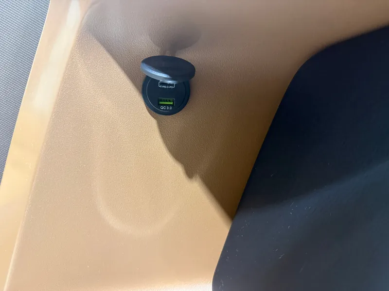 Slide: The Image of Tahoe LTZ 1985 Cruise Pontoon & Honda 4-Stroke EFI 2026 - 28