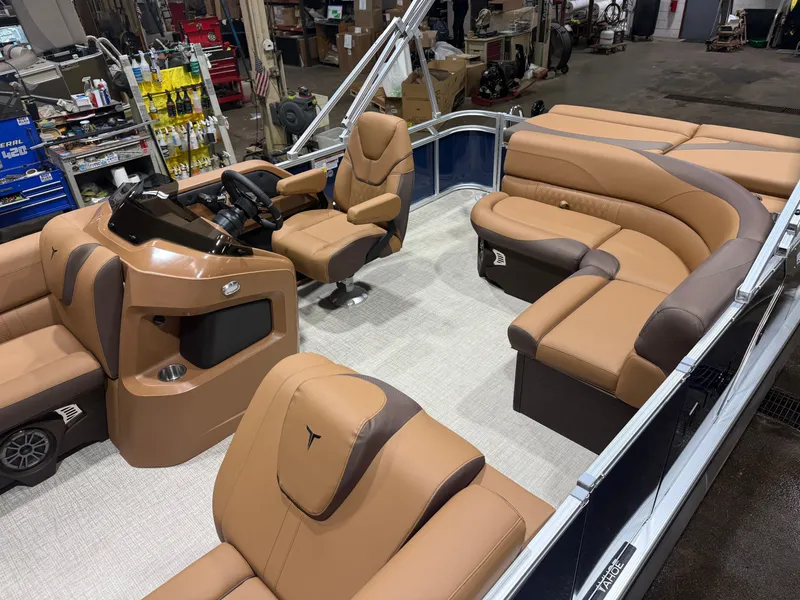 Slide: The Image of Tahoe LTZ 1985 Cruise Pontoon & Honda 4-Stroke EFI 2026 - 3