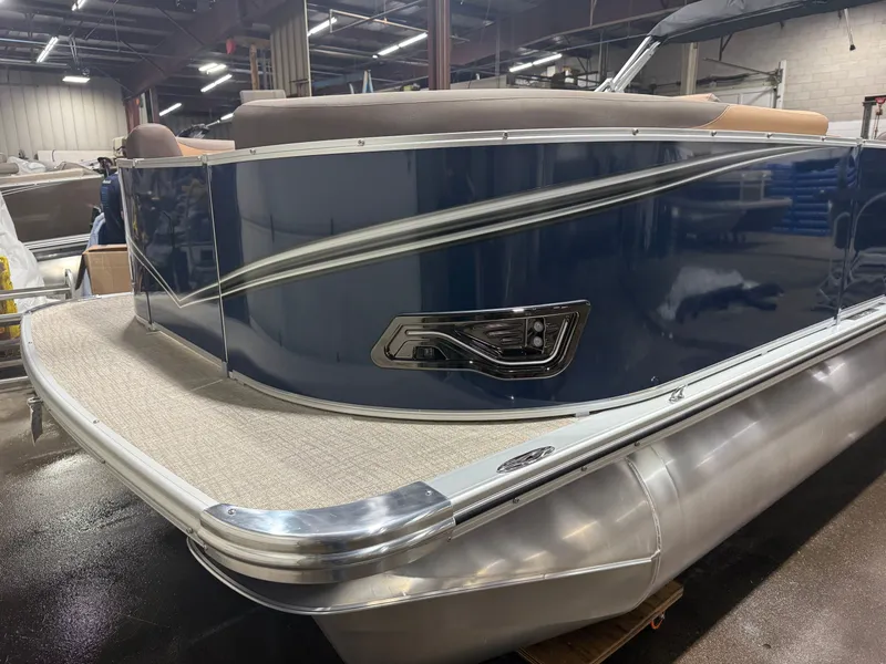 Slide: The Image of Tahoe LTZ 1985 Cruise Pontoon & Honda 4-Stroke EFI 2026 - 34