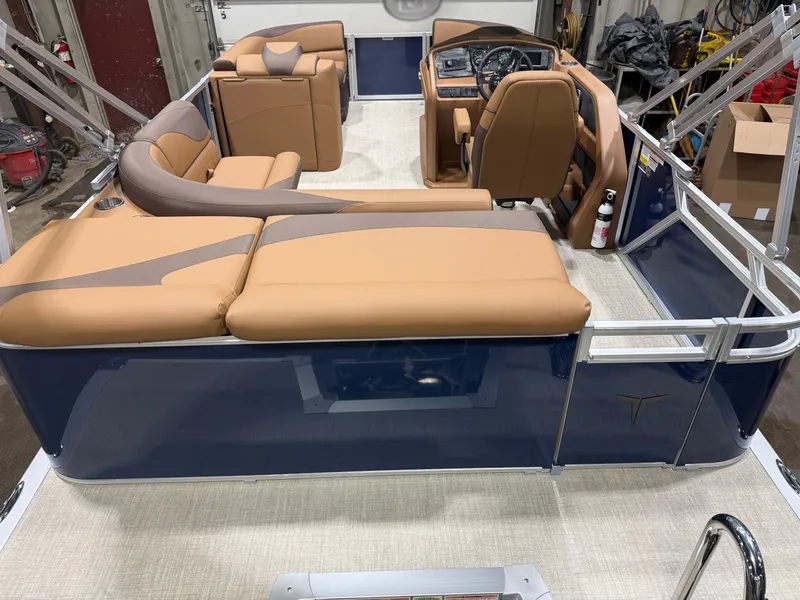 Slide: The Image of Tahoe LTZ 1985 Cruise Pontoon & Honda 4-Stroke EFI 2026 - 4