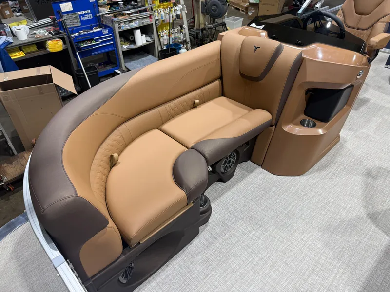 Slide: The Image of Tahoe LTZ 1985 Cruise Pontoon & Honda 4-Stroke EFI 2026 - 6