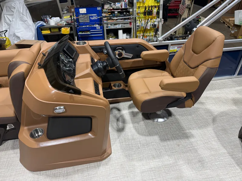 Slide: The Image of Tahoe LTZ 1985 Cruise Pontoon & Honda 4-Stroke EFI 2026 - 9