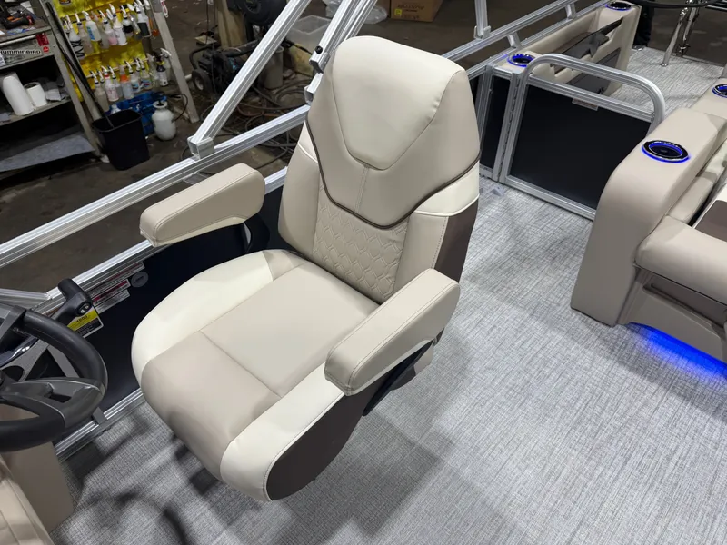 Slide: The Image of Tahoe Sport 2385 Swingback (VRB) Tritoon & Honda 4-Stroke EFI 2026 - 10