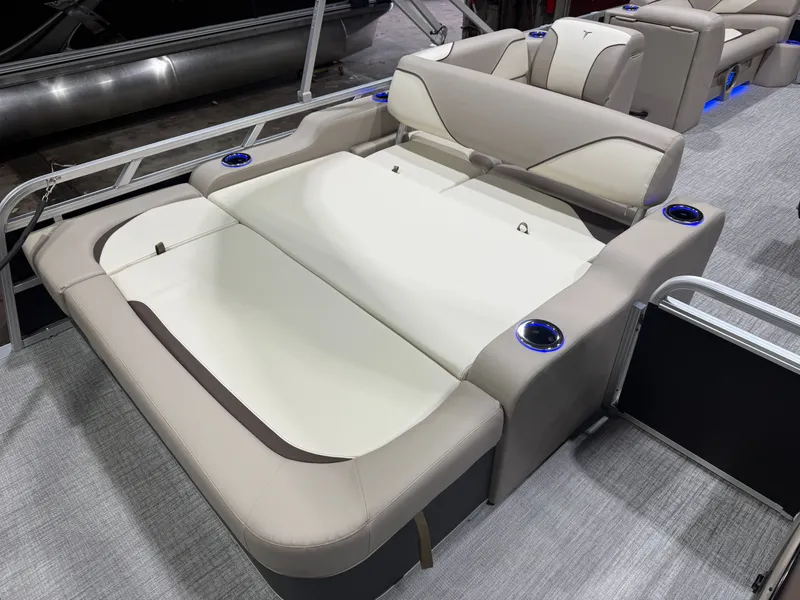 Slide: The Image of Tahoe Sport 2385 Swingback (VRB) Tritoon & Honda 4-Stroke EFI 2026 - 17