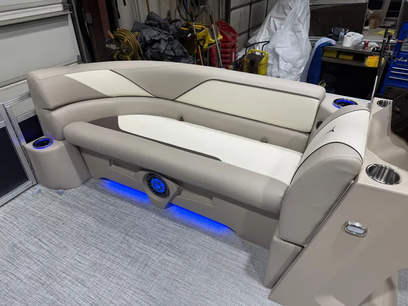 Slide: The Image of Tahoe Sport 2385 Swingback (VRB) Tritoon & Honda 4-Stroke EFI 2026 - 32