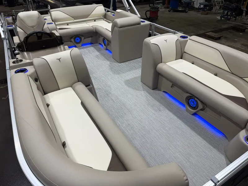 Slide: The Image of Tahoe Sport 2385 Swingback (VRB) Tritoon & Honda 4-Stroke EFI 2026 - 35