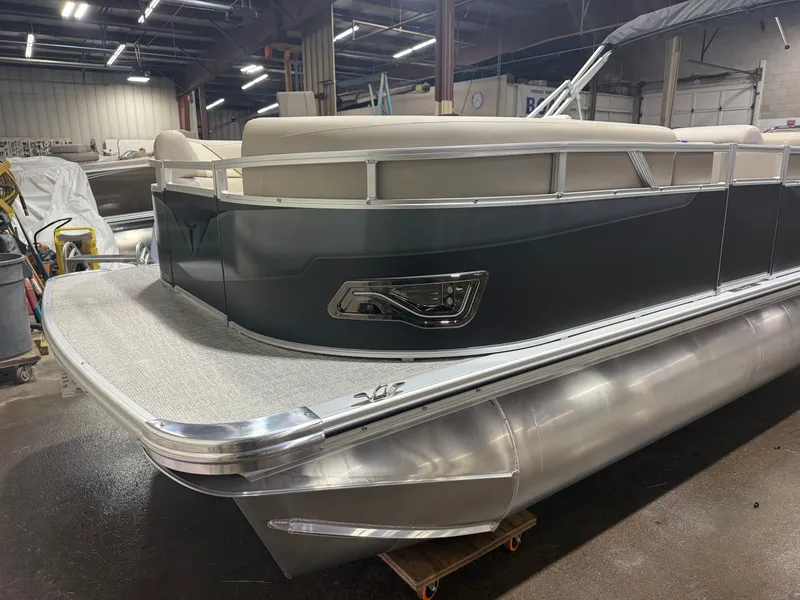 Slide: The Image of Tahoe Sport 200HP VRB 2385 Swingback Tritoon 2026 - 40