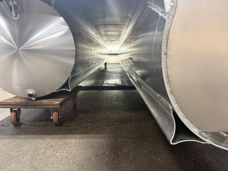 Slide: The Image of Tahoe Sport 200HP VRB 2385 Swingback Tritoon 2026 - 45