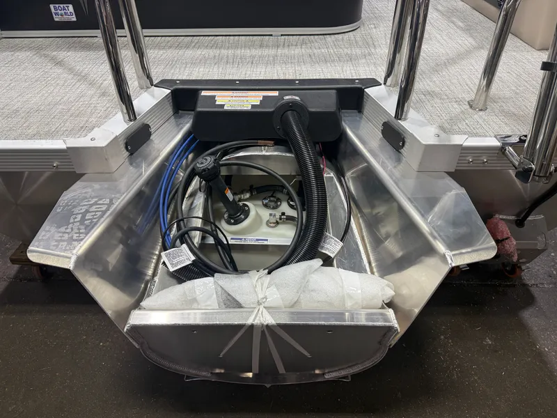 Slide: The Image of Tahoe Sport 200HP VRB 2385 Swingback Tritoon 2026 - 46