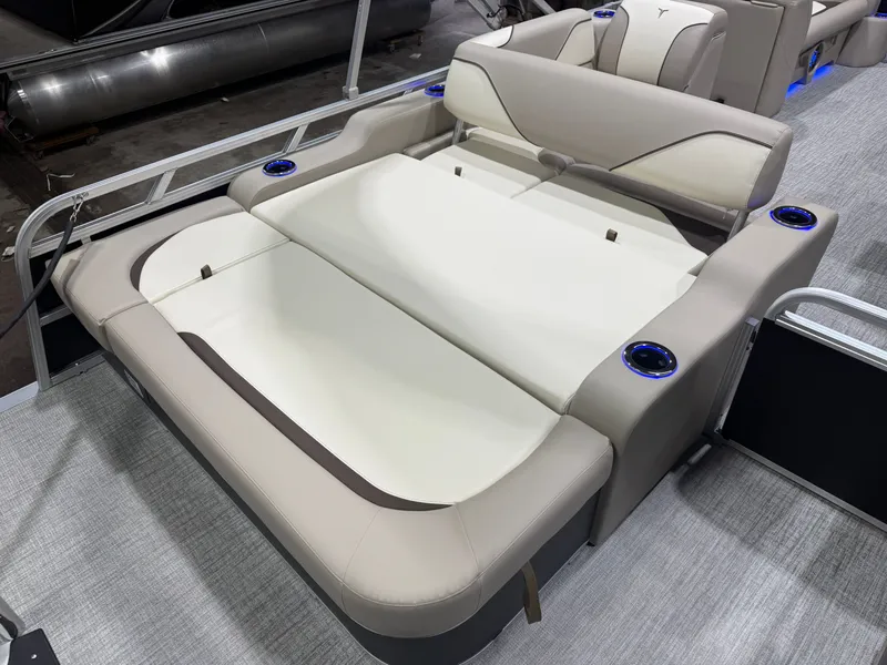 Slide: The Image of Tahoe Sport 2385 Swingback (VRB) Tritoon & Honda 4-Stroke EFI 2026 - 20