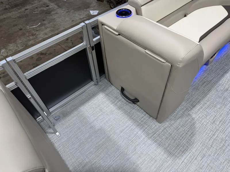 Slide: The Image of Tahoe Sport 2385 Swingback (VRB) Tritoon & Honda 4-Stroke EFI 2026 - 29