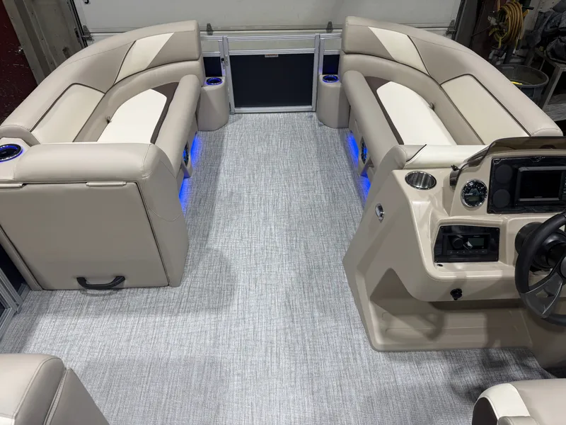 Slide: The Image of Tahoe Sport 2385 Swingback (VRB) Tritoon & Honda 4-Stroke EFI 2026 - 31