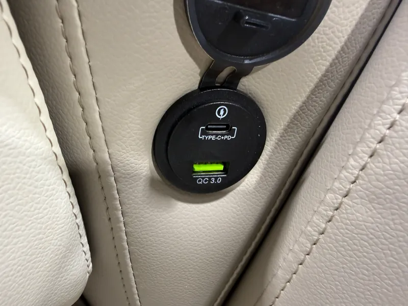 Slide: The Image of Tahoe Sport 2385 Swingback (VRB) Tritoon & Honda 4-Stroke EFI 2026 - 33