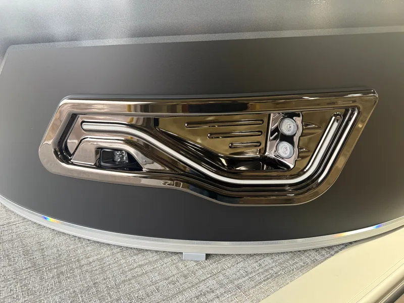 Slide: The Image of Tahoe Sport 2385 Swingback (VRB) Tritoon & Honda 4-Stroke EFI 2026 - 39