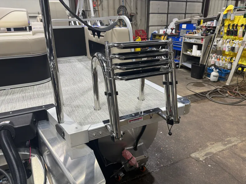 Slide: The Image of Tahoe Sport 2385 Swingback (VRB) Tritoon & Honda 4-Stroke EFI 2026 - 47